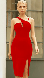 فستان أحمر مع شق